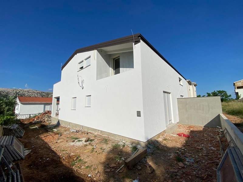Vista laterale della casa di nuova costruzione con giardino