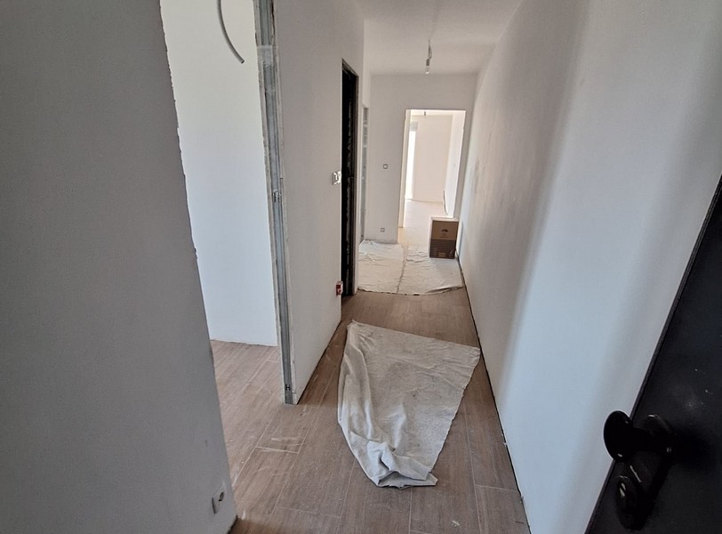 Corridoio nell'edificio nuovo con copertura protettiva sul pavimento