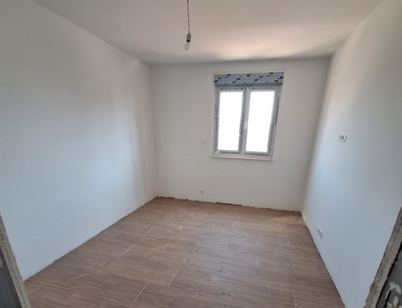 Stanza vuota con finestra e parquet