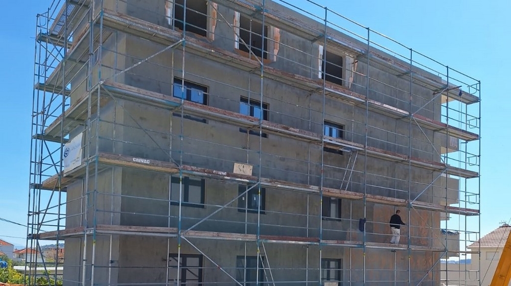 Edificio di appartamenti in costruzione con impalcatura in Croazia
