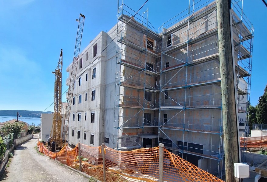 Edificio di appartamenti di nuova costruzione con impalcatura e gru in Croazia