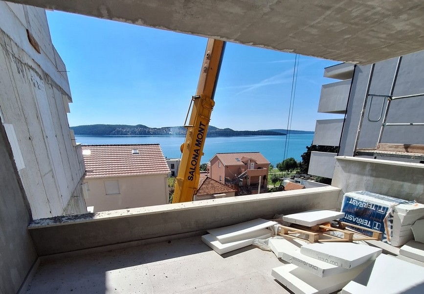 Vista sul mare da una terrazza di nuova costruzione