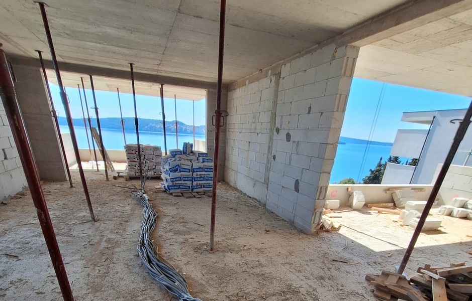 Interno al grezzo con vista mare in Croazia