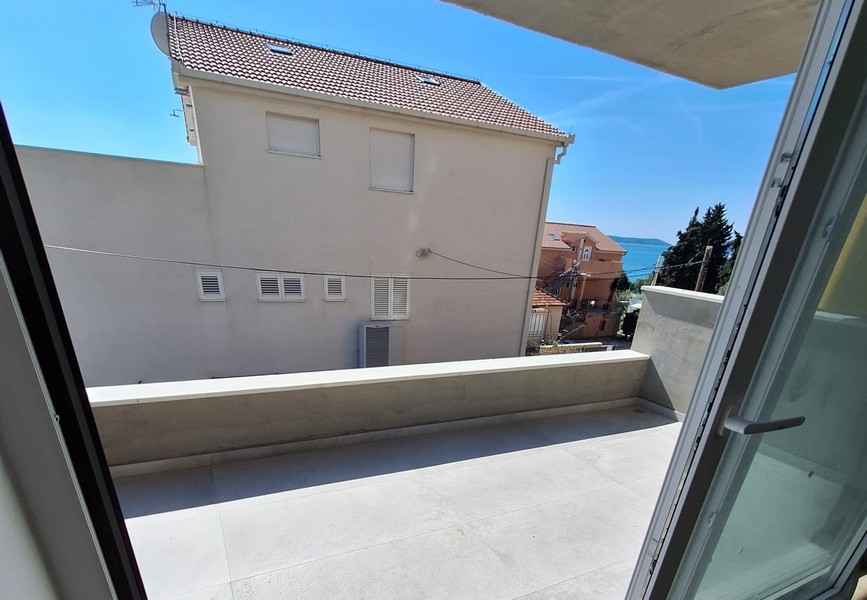 Terrazza con parapetto e vista sulle case vicine in Croazia