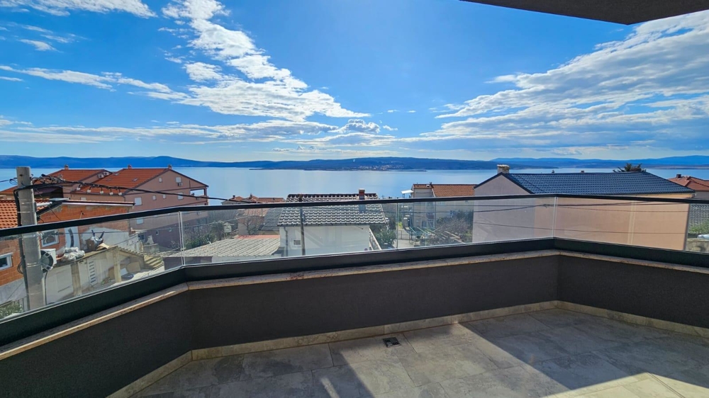 Vista del balcone di un appartamento in vendita a Crikvenica, Quarnaro, Croazia, con vista mare e cielo azzurro