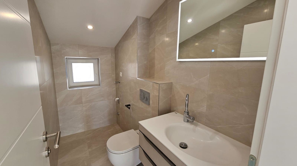 Bagno moderno con doccia walk-in nell'appartamento in vendita a Crikvenica, Quarnaro, Croazia