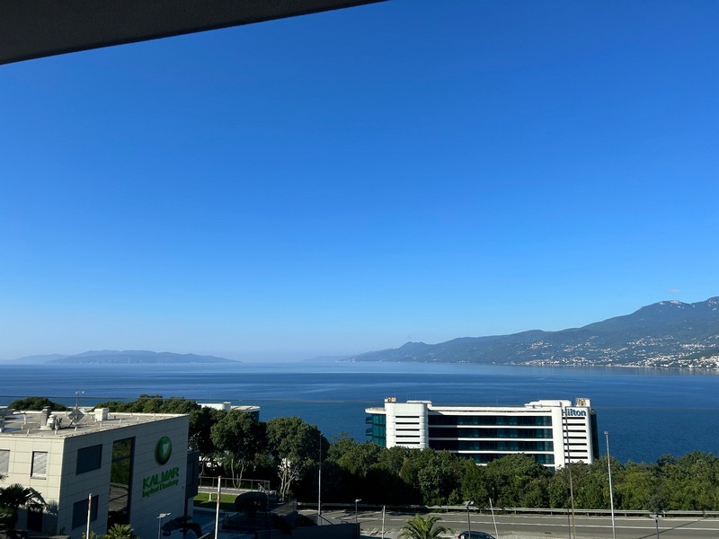 Vista dal balcone di un moderno appartamento con vista mare a Rijeka, Croazia.