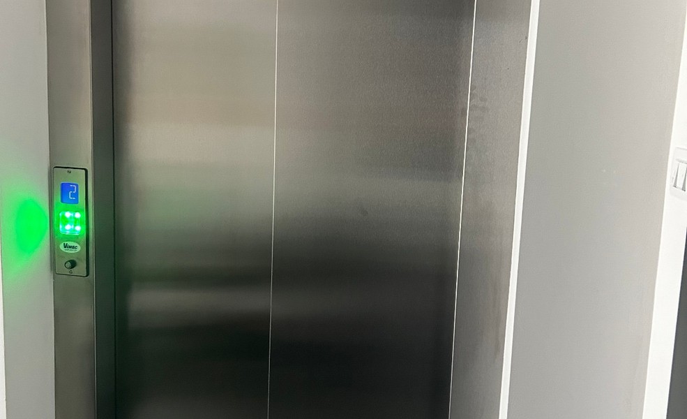 Interno di un moderno ascensore con porte in acciaio inox in un edificio con appartamenti a Rijeka.
