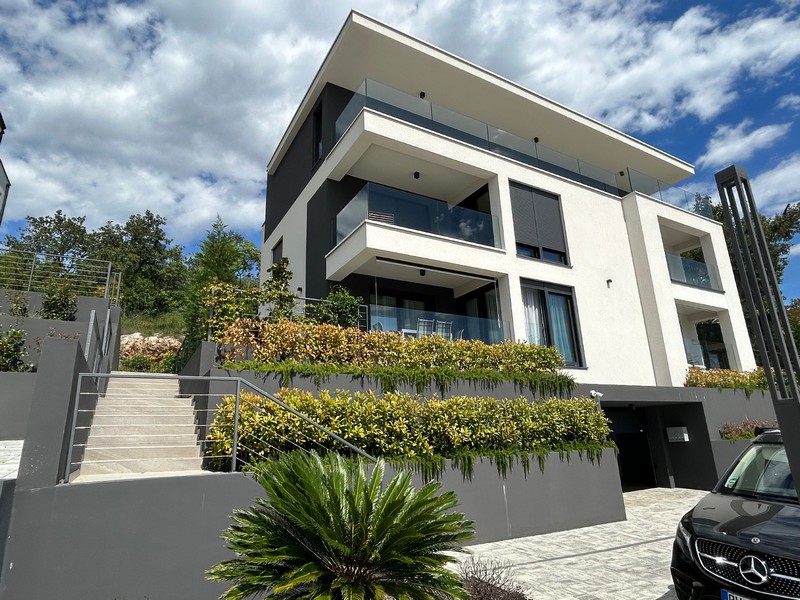 Vista esterna di un moderno edificio con appartamenti bianco di nuova costruzione a Rijeka, Croazia.