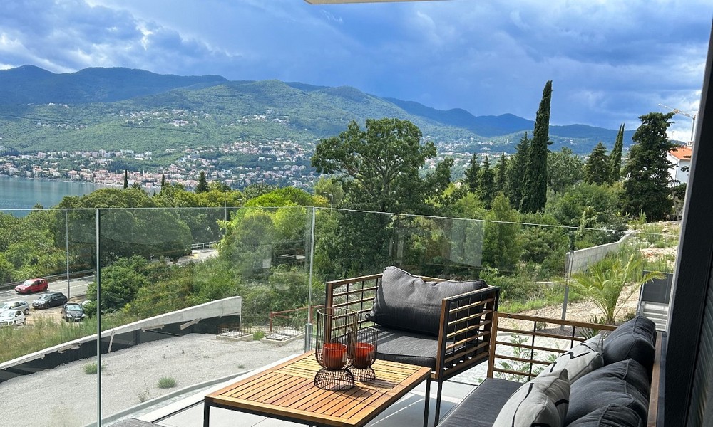Terrazza coperta con vista sul mare e sul paesaggio verde a Rijeka, Croazia.