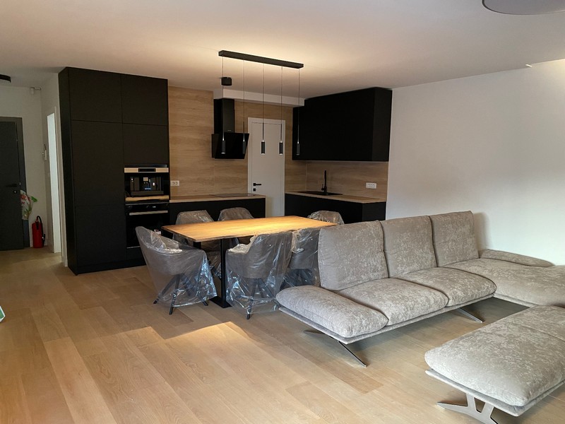 Interno di un moderno appartamento con soggiorno e cucina aperta, appena arredato, in vendita a Rijeka.