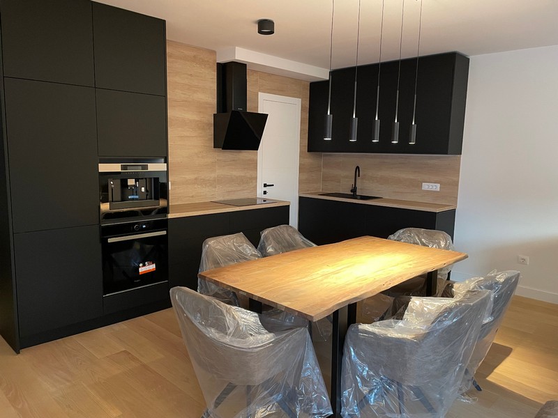 Cucina moderna con tavolo da pranzo in un appartamento di nuova costruzione a Rijeka, Croazia.