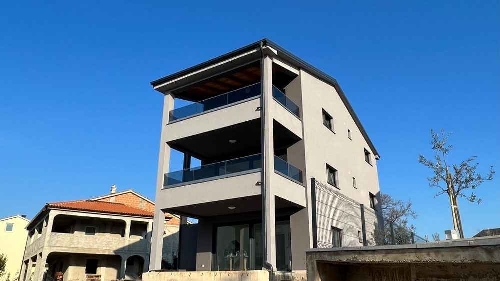 Vista esterna moderna di un appartamento di nuova costruzione, rappresentativa di immobili esclusivi in Croazia.