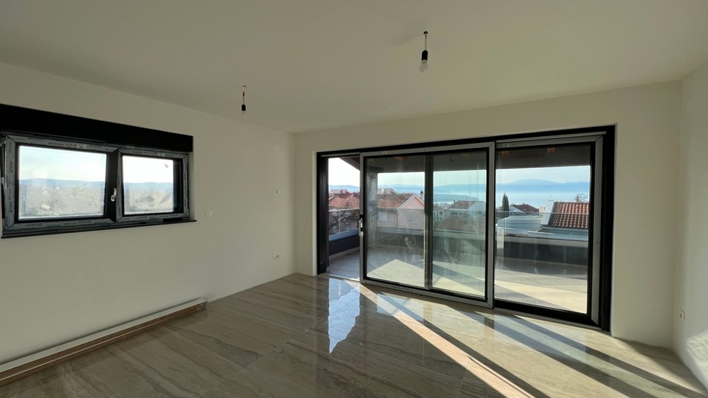 Ampio soggiorno con grande vetrata e accesso alla terrazza, un sogno per immobili in Croazia.