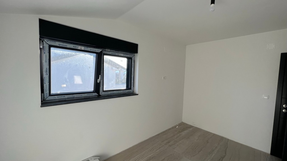 Stanza semplice con vista dalla finestra, potenziale camera da letto in un appartamento in Croazia