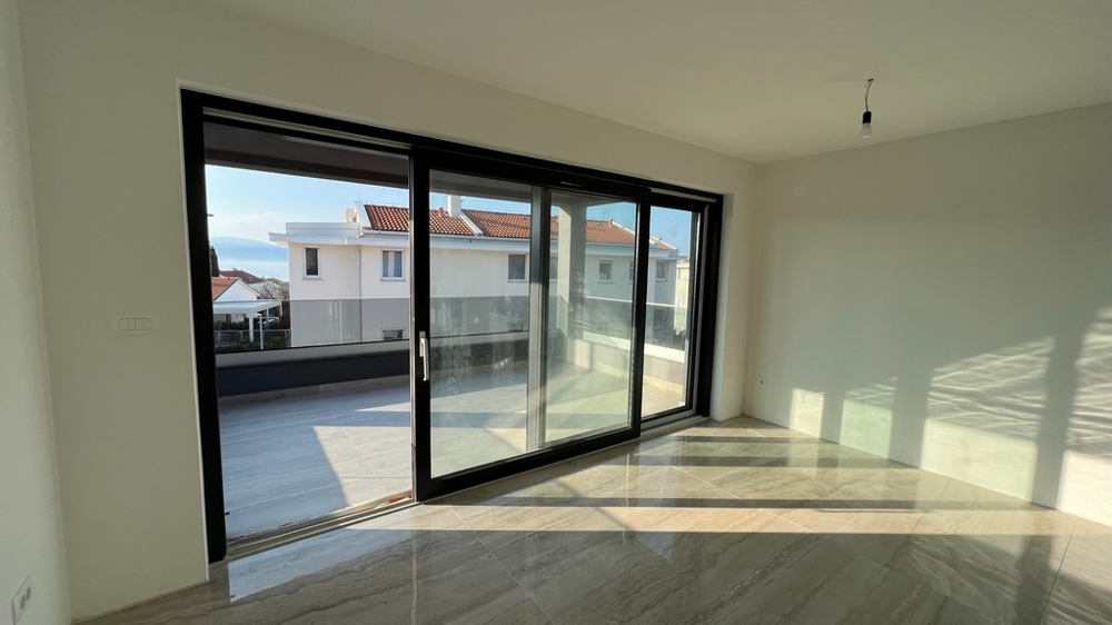 Soggiorno con accesso diretto alla terrazza, sottolinea la sensazione di spazio aperto dell'immobile sull'isola di Krk.