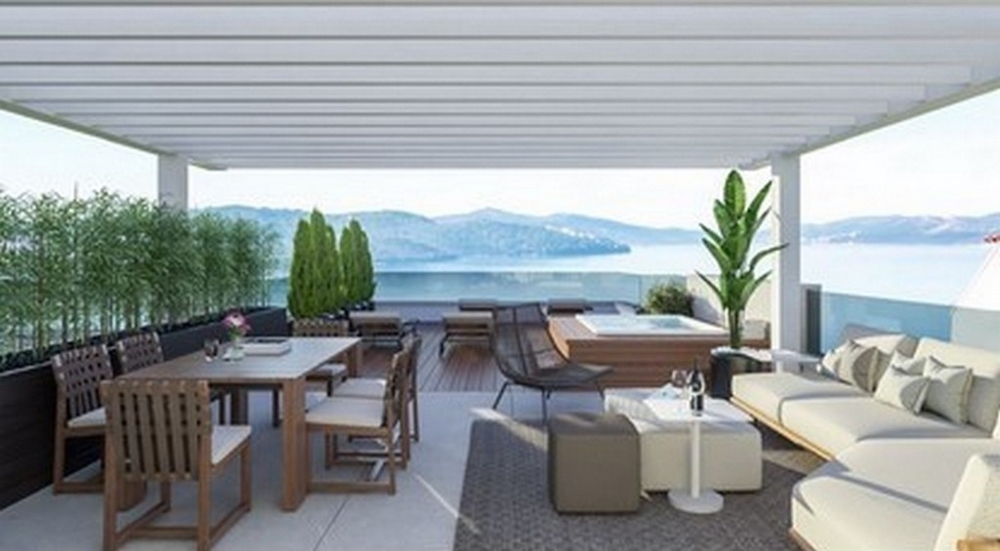 Terrazza coperta con area lounge e vista mare