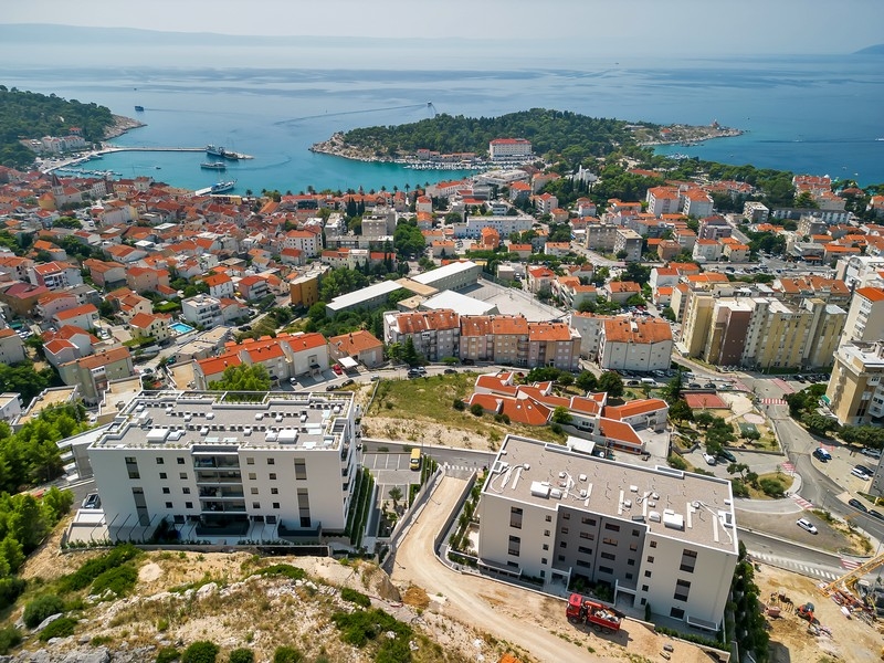 Immobili in Croazia, Makarska, appartamento con vista mare: vista aerea di un nuovo complesso residenziale