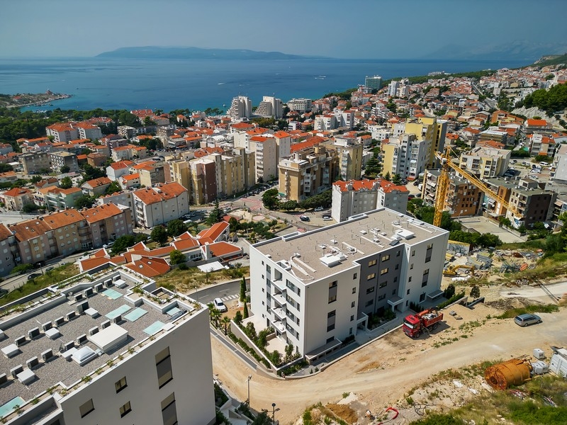 Immobili in Croazia, Makarska, appartamento con vista mare: ripresa aerea di nuovi edifici residenziali con vista mare