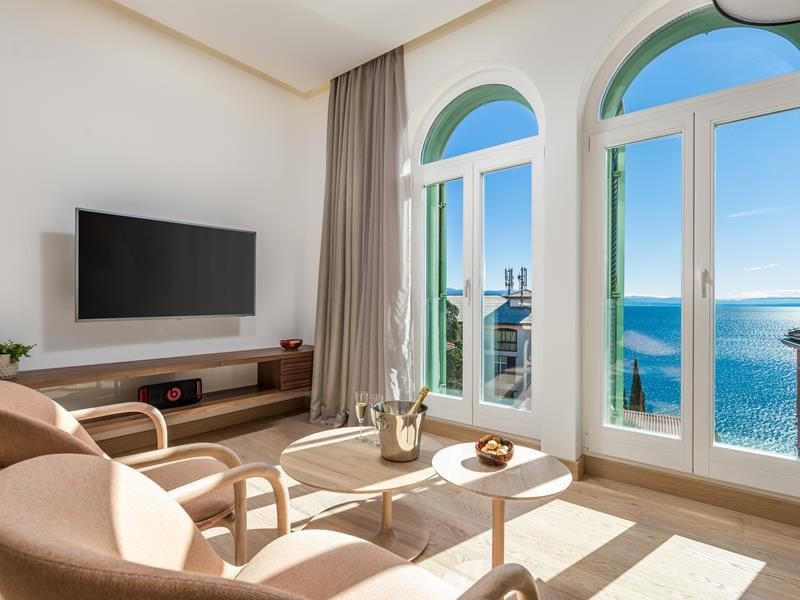 Soggiorno con finestre ad arco e vista sul mare aperto