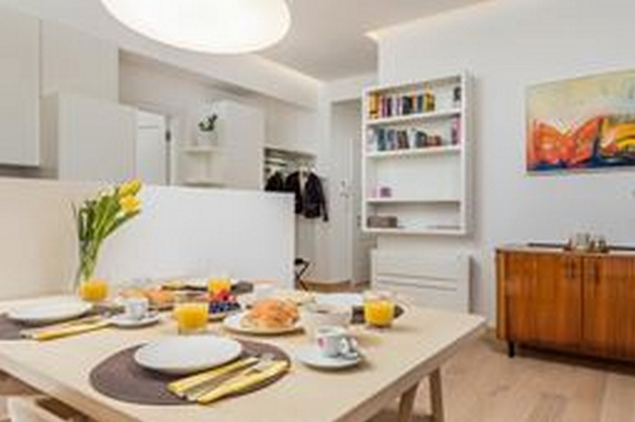 Tavolo per la colazione in una zona giorno moderna, perfetto per acquirenti di immobili in Croazia