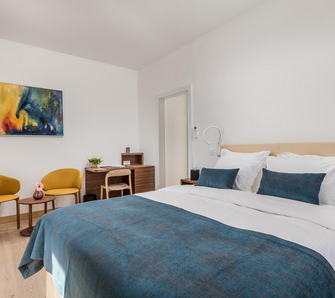 Camera da letto moderna con zona lavoro