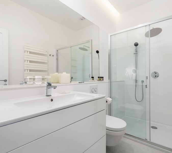 Bagno moderno con doccia in vetro