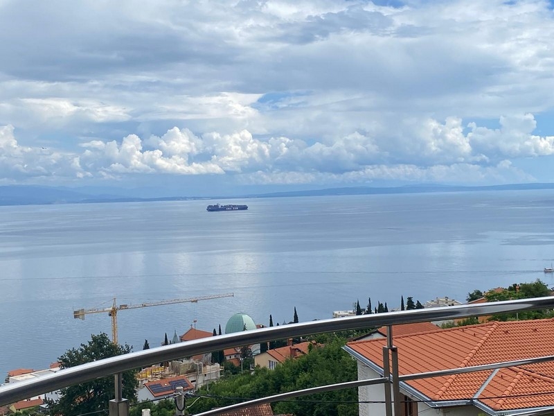 Nave da carico sulla baia sotto nuvole in arrivo