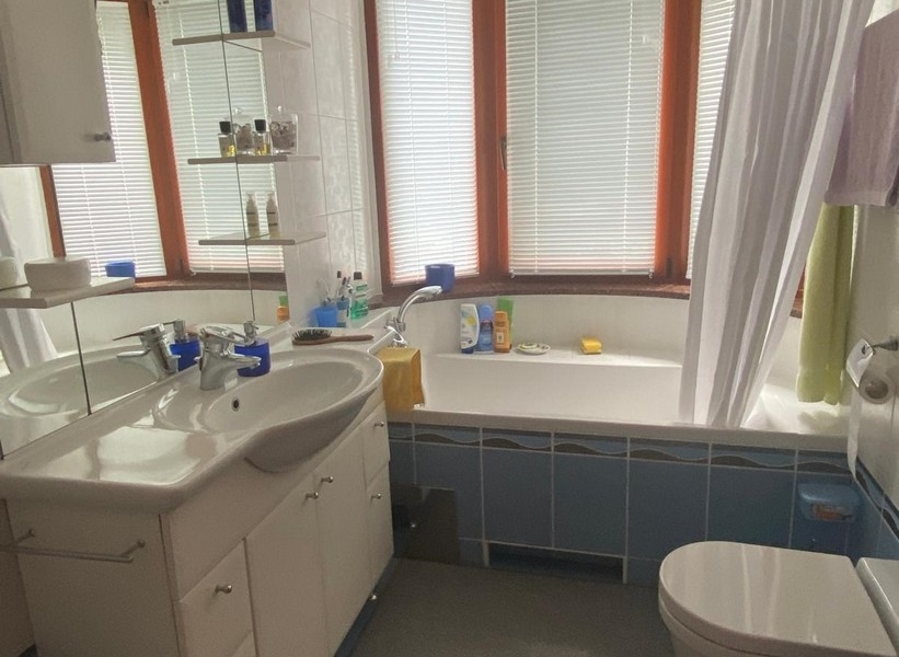 Bagno moderno con vasca e luce naturale nell'appartamento in Croazia.