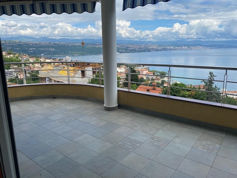 Terrazza con bella vista mare dell'immobile A3303 in Croazia.