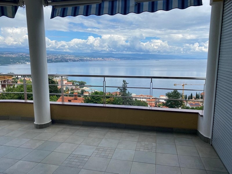Terrazza con vista panoramica sul mare in un bell'immobile in Croazia a Opatija.