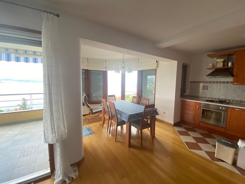 Cucina luminosa e zona pranzo con vista mare nell'immobile in Croazia.