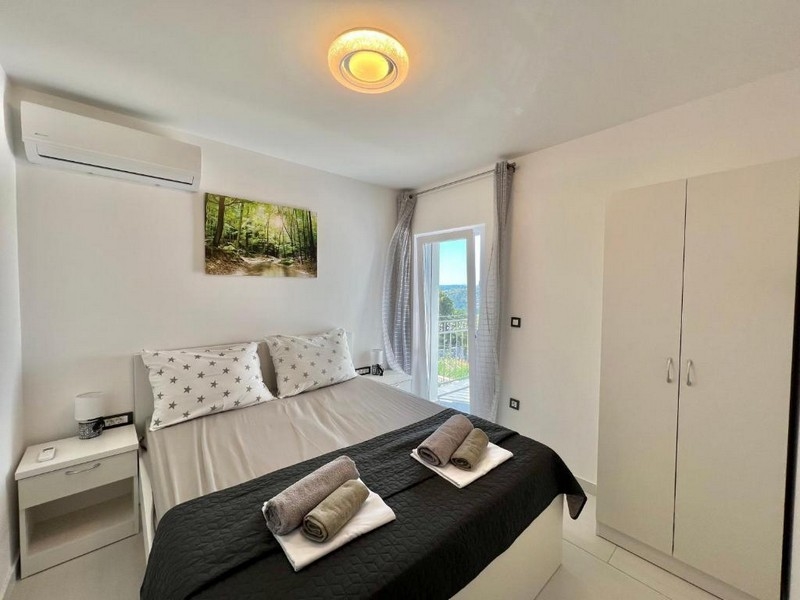 Immobili in Croazia, appartamento con vista mare, camera da letto con balcone