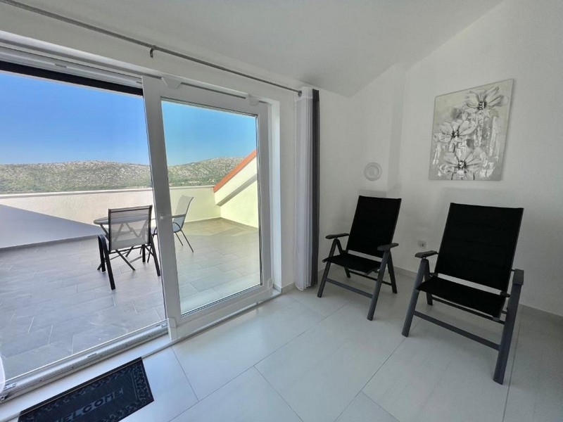 Immobili in Croazia, appartamento con vista mare - vista dall'interno sulla terrazza