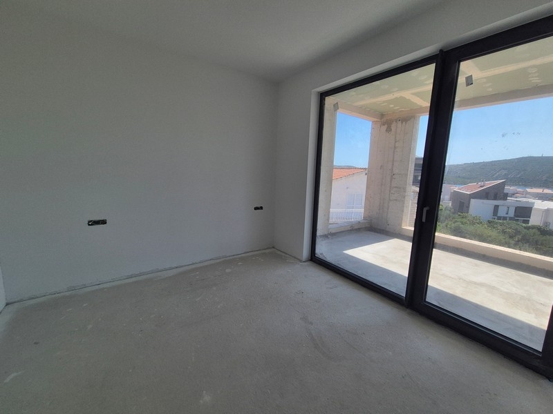 Stanza con porta scorrevole in vetro sulla terrazza coperta