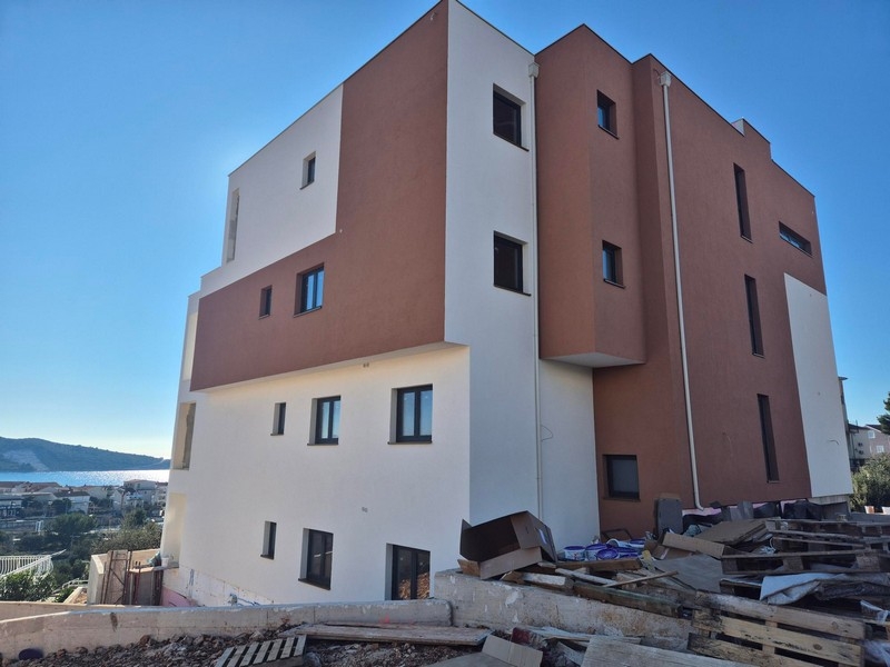 Vista laterale della nuova costruzione con vista verso il mare