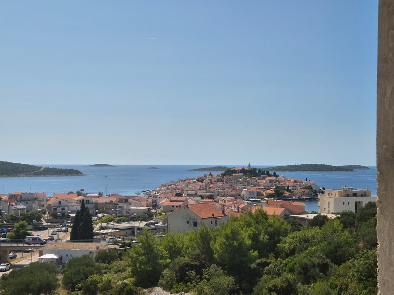 Vista sul centro storico di Primosten e sul mare