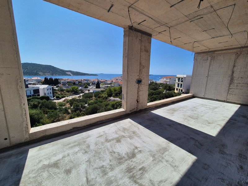 Terrazza coperta allo stato grezzo con vista sulla baia