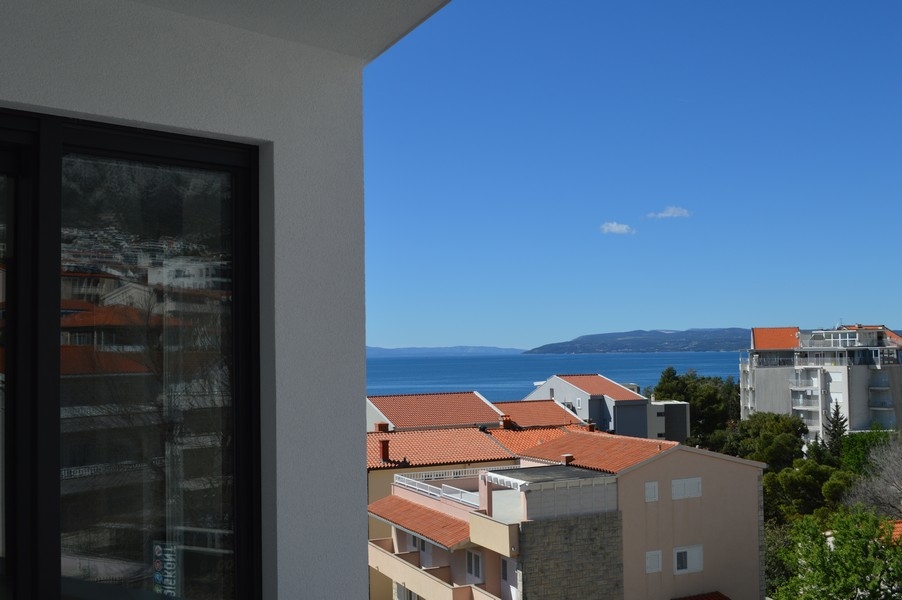 Dalla terrazza dell'appartamento si gode una bella vista sul mare.