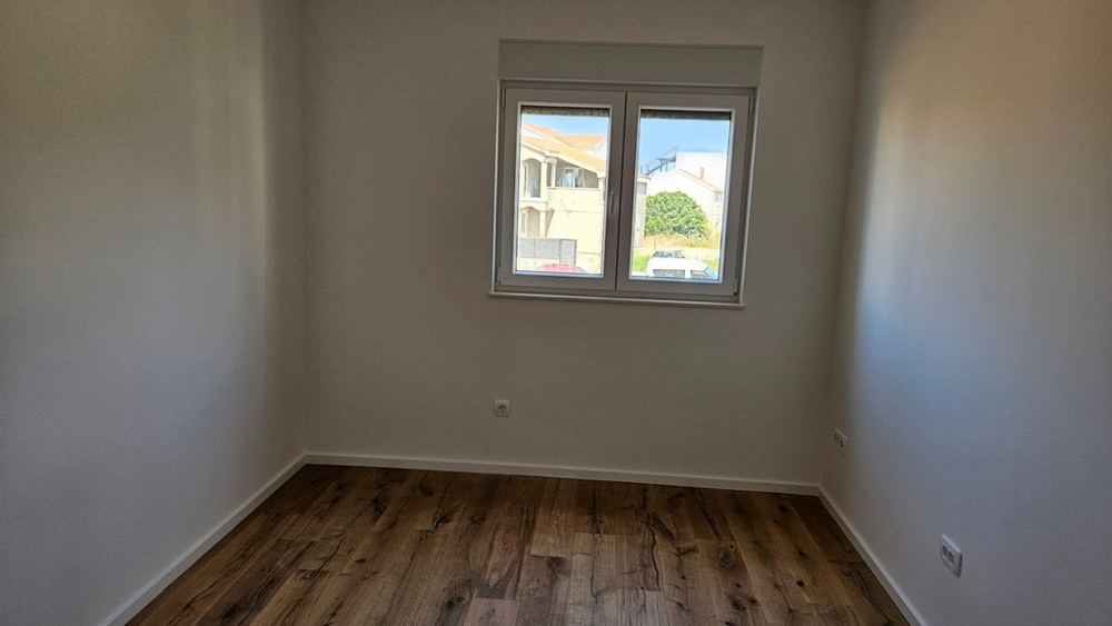 Piccola camera da letto con parquet.