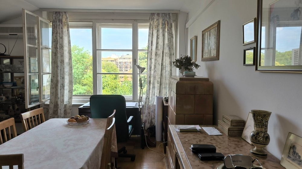 La zona lavoro e un tavolo da pranzo.