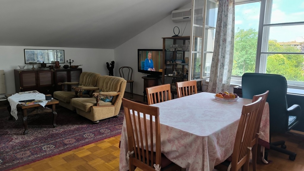 La zona giorno con tavolo da pranzo dell'immobile A3349 in Croazia.