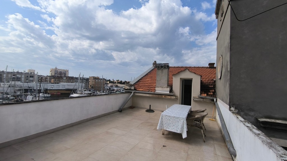 Appartamento con torre e terrazza sul tetto a Zadar, Croazia, in vendita.