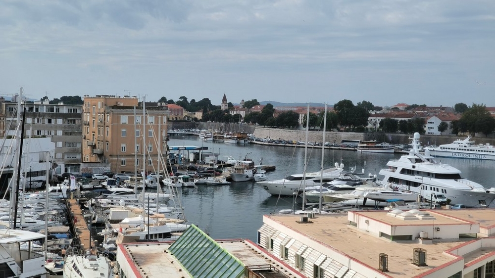 Bella vista dalla torre sul porto turistico, sul mare e sulla città vecchia di Zadar.