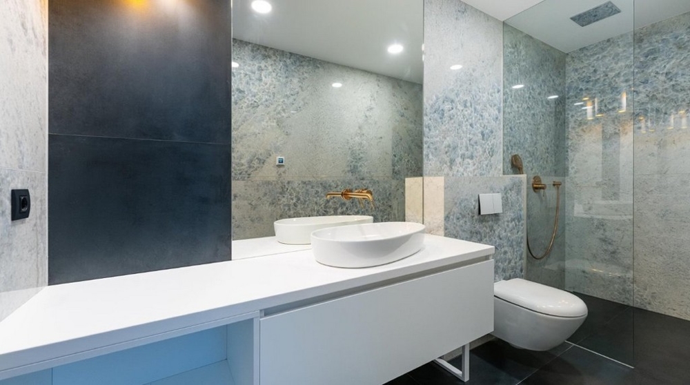 Bagno moderno con lavabi bianchi, doccia in vetro