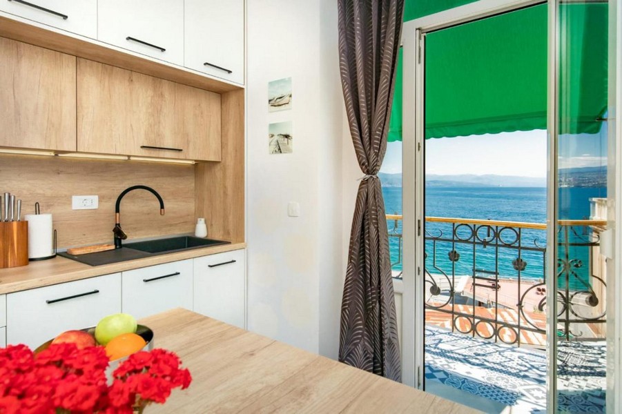 Cucina e vista sulla terrazza con bella vista mare.