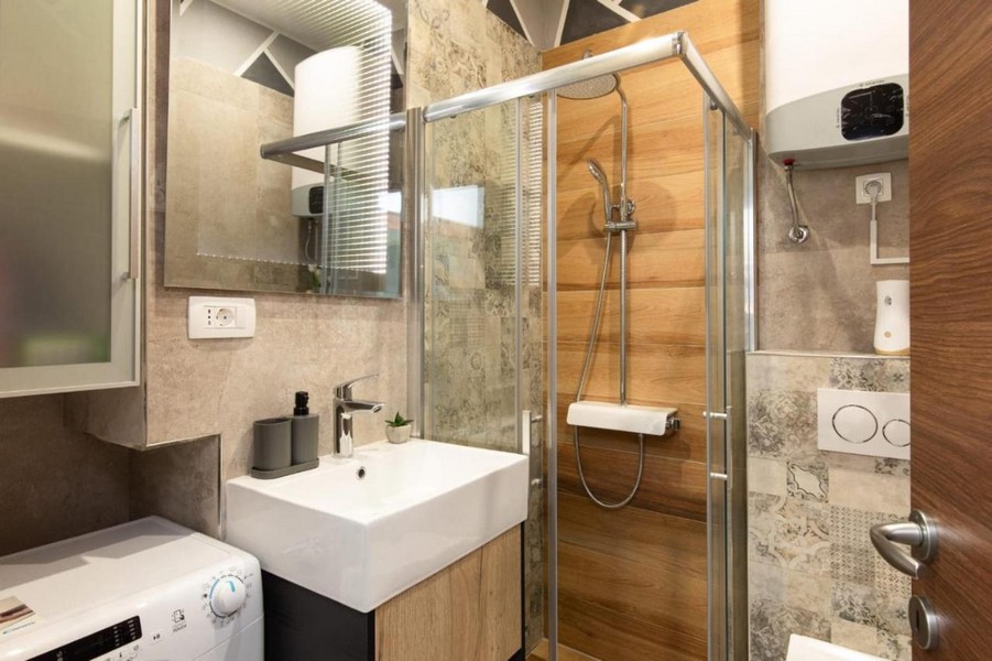 Bagno moderno con doccia dell'immobile A3366, in vendita in Croazia.