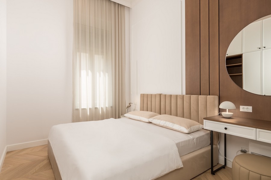 Camera da letto con letto beige e scrivania