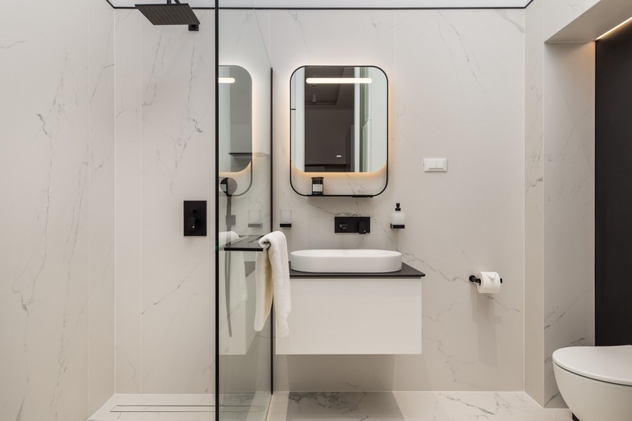 Secondo bagno moderno con doccia in vetro e specchio