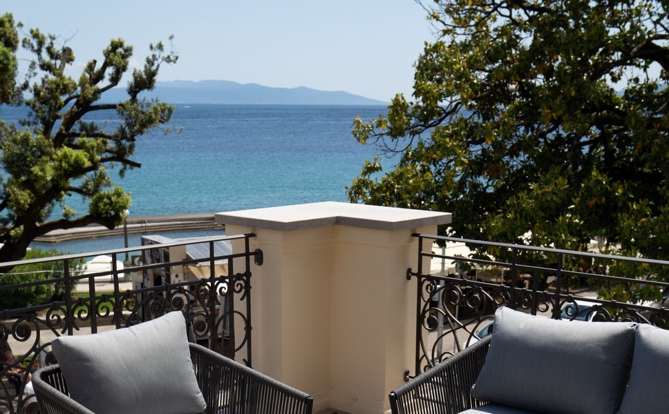 Balcone con vista sul mare e comodi posti a sedere
